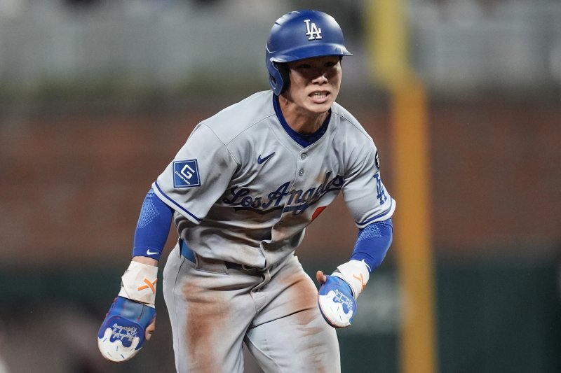 [애틀랜타=AP/뉴시스] 미국 메이저리그(MLB) LA 다저스 김혜성이 4일(현지 시간) 미국 조지아주 애틀랜타의 트루이스트 파크에서 벌어진 2025 MLB 애틀랜타 브레이브스와의 경기에 9회 대주자로 출전해 3루로 달리고 있다. 2025.05.05.