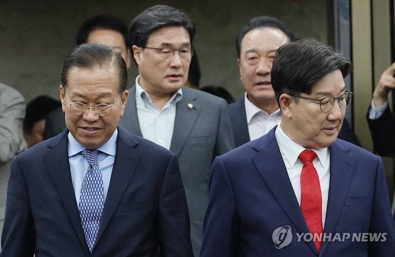의총 참석하는 권영세-권성동 (출처=연합뉴스)