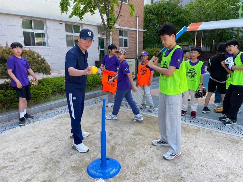 티볼 교실에 참여한 류지현 한국 야구 대표팀 감독 (출처=연합뉴스)