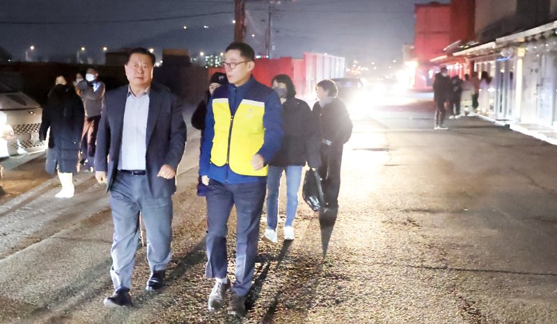 [파주=뉴시스] 김경일 파주시장이 파주읍 연풍리 성매매집결지 '용주골' 현장을 확인하고 있다.(사진=뉴시스 DB).photo@newsis.com