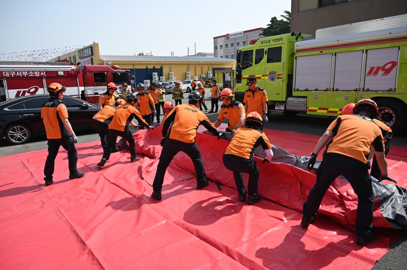 [대구=뉴시스] 대구서부소방서는 8일 서대구산업단지 내에서 봄철 공장화재 대응훈련을 했다. (사진=대구서부소방서 제공) 2025.05.08. photo@newsis.com *재판매 및 DB 금지