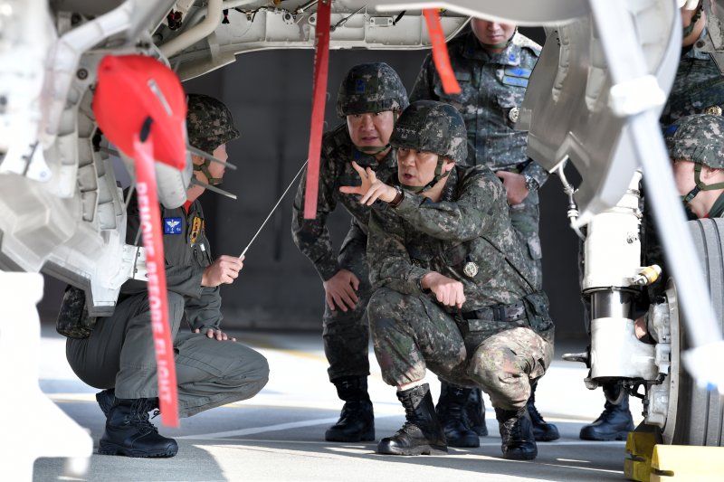 [서울=뉴시스] 황준선 기자 = 김명수 합참의장이 공군 17전투비행단의 대비태세와 F-35A 스텔스전투기의 무장을 점검하고 있다. (사진=합동참모본부 제공) 2024.10.11. photo@newsis.com *재판매 및 DB 금지