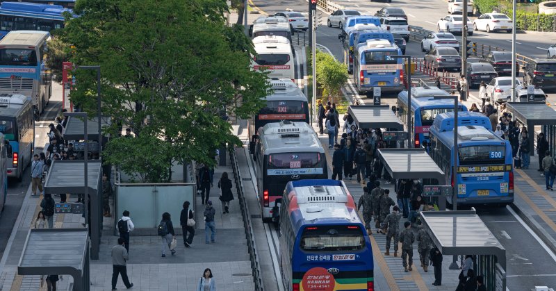 서울 시내버스노조가 준법운행을 재개한 7일 서울 중구 서울역 버스정류장에 버스가 정차하고 있다. 2025.5.7/뉴스1 ⓒ News1 이승배 기자
