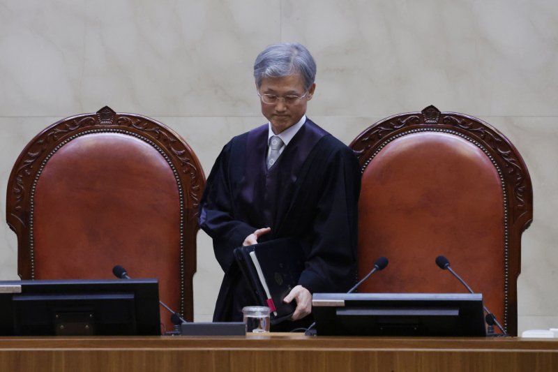 조희대 대법원장이 이재명 더불어민주당 대통령 후보의 공직선거법 사건 전원합의체 선고를 위해 서울 서초구 대법원 대법정에 입장해 자리로 향하고 있다. 2025.5.1/뉴스1 ⓒ News1 사진공동취재단