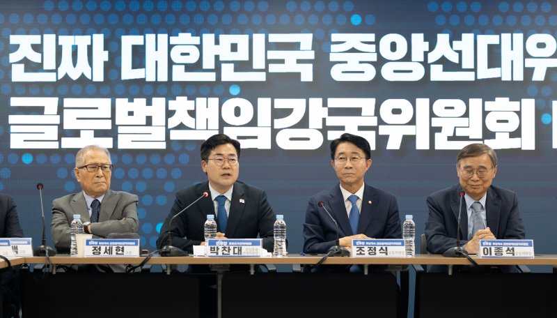 박찬대 더불어민주당 대표 직무대행 겸 원내대표가 8일 서울 여의도 더불어민주당 중앙당사에서 열린 후보직속 '글로벌책임강국위원회 대책회의'에 참석해 인사말하고 있다. 2025.5.8/뉴스1 ⓒ News1 이승배 기자