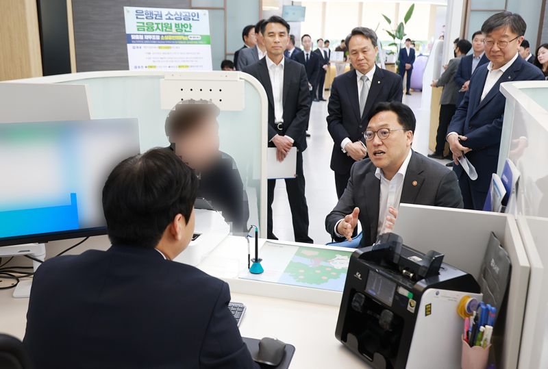 김병환 금융위원장이 8일 오후 서울 중구 신한은행 본점 영업부를 방문해 진옥동 신한금융그룹 회장, 이재연 서민금융진흥원장, 이태훈 은행연합회 전무 등과 함께 은행권 소상공인 금융지원 방안의 시행 현장을 점검하고 프로그램 이용하는 차주들의 목소리를 청취했다. 금융위원회 제