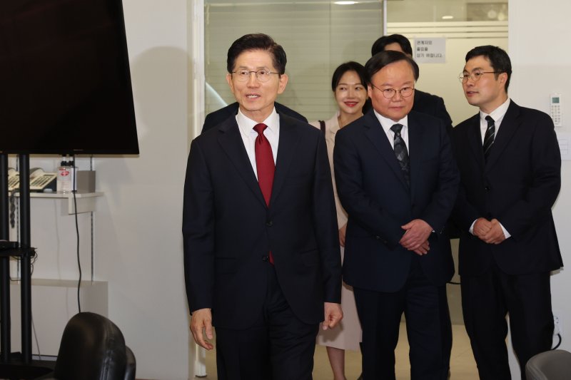 [서울=뉴시스] 권창회 기자 = 김문수 국민의힘 대선 후보가 8일 서울 여의도 국민의힘 중앙당사에 마련된 대통령 후보실에 방문해 내부를 둘러보고 있다. 2025.05.08. kch0523@newsis.com