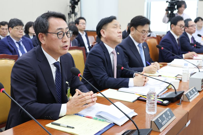 유영상 SK텔레콤 대표이사가 8일 오후 서울 여의도 국회 과학기술정보방송통신위원회에서 열린 SK텔레콤 해킹 관련 청문회에 출석해 의원 질의에 답하고 있다. 2025.5.8/뉴스1 ⓒ News1 안은나 기자