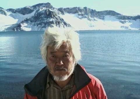 백두산 천지를 배경으로 한 고인 (출처=연합뉴스)