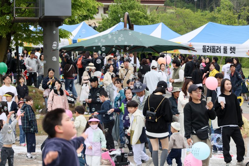 5일 전북자치도 임실군 성수면 임실치즈테마파크에서 열린 어린이날 행사에서 어린이들이 각종 체험을 하며 즐거운 시간을 보내고 있다. (임실군청 제공. 재판매 및 DB 금지) 2025.5.5/뉴스1