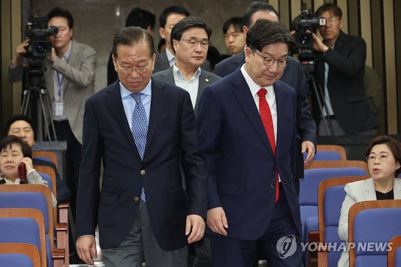의총 참석하는 권영세-권성동 (출처=연합뉴스)