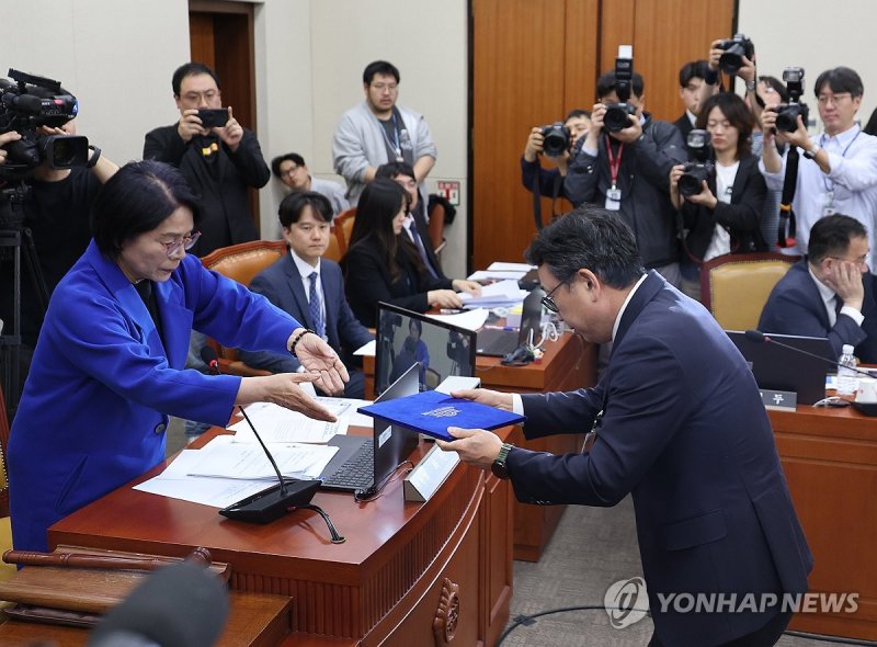 선서문 제출하는 유영상 SK텔레콤 대표이사 (출처=연합뉴스)