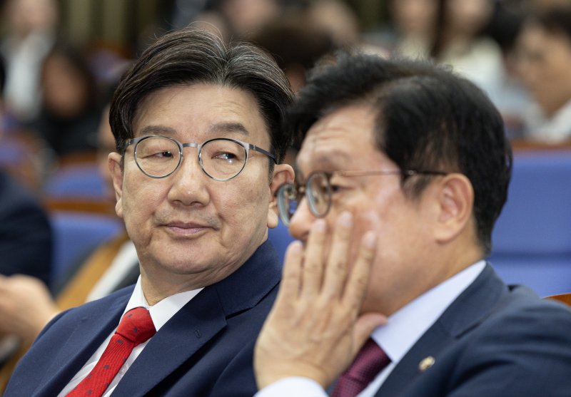 권성동 국민의힘 원내대표가 8일 오후 서울 여의도 국회에서 열린 의원총회에서 생각에 잠겨 있다. 2025.5.8/뉴스1 ⓒ News1 이재명 기자