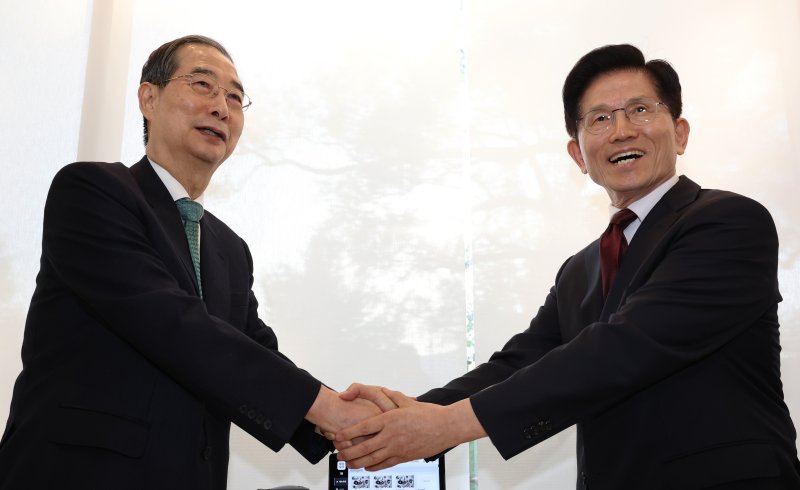 김문수 국민의힘 대선 후보와 한덕수 무소속 대선 예비후보가 7일 오후 서울 종로구의 한 음식점에서 열린 후보 단일화를 위한 회동에서 악수를 나누고 있다. (공동취재) 2025.5.7/뉴스1 ⓒ News1 오대일 기자