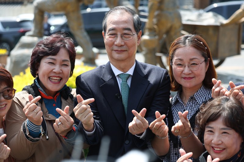 한덕수 무소속 대선 예비후보가 8일 오전 경북 구미시 박정희 전 대통령 생가를 찾아 지지자들과 기념촬영하고 있다. 2025.5.8/뉴스1 ⓒ News1 공정식 기자