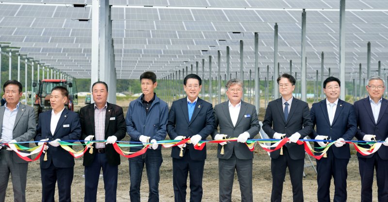 김영록 전라남도지사가 8일 영광 염산면 월평마을에서 열린 ‘주민주도 영농형 태양광 1단계(1MW) 발전단지 준공식’에서 주요내빈들과 테이프커팅을 하고 있다.(전남도 제공. 재판매 및 DB금지) 2025.5.8/뉴스1