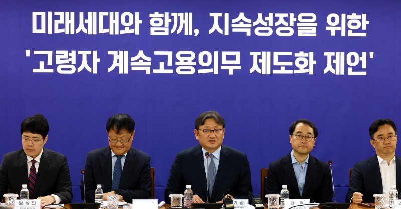 [서울=뉴시스] 박주성 기자 = 권기섭 경제사회노동위원회 위원장이 8일 오후 서울 세문안로 경제사회노동위원회 대회의실에서 미래세대와 함께, 지속성장을 위한 '고령자 계속고용의무 제도화 공익위언 제언' 발표 전 인사말을 하고 있다. 2025.05.08. park7691@newsis.com