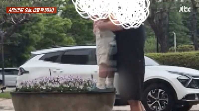 호텔 앞 화분에 아이 올려놓더니…. 오줌이 '줄줄'