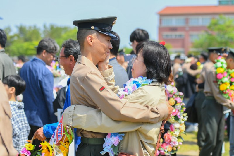 [포항=뉴시스] 안병철 기자 = 어버이날인 8일 해병대 교육훈련단 행사연병장에서 해병대 신병 1316기 수료식이 거행되고 있다.(사진=해병대 교육훈련단 제공) 2025.05.08. photo@newsis.com