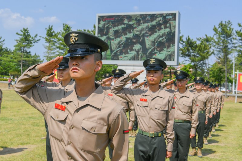 [포항=뉴시스] 안병철 기자 = 어버이날인 8일 해병대 교육훈련단 행사연병장에서 해병대 신병 1316기 수료식이 거행되고 있다.(사진=해병대 교육훈련단 제공) 2025.05.08. photo@newsis.com