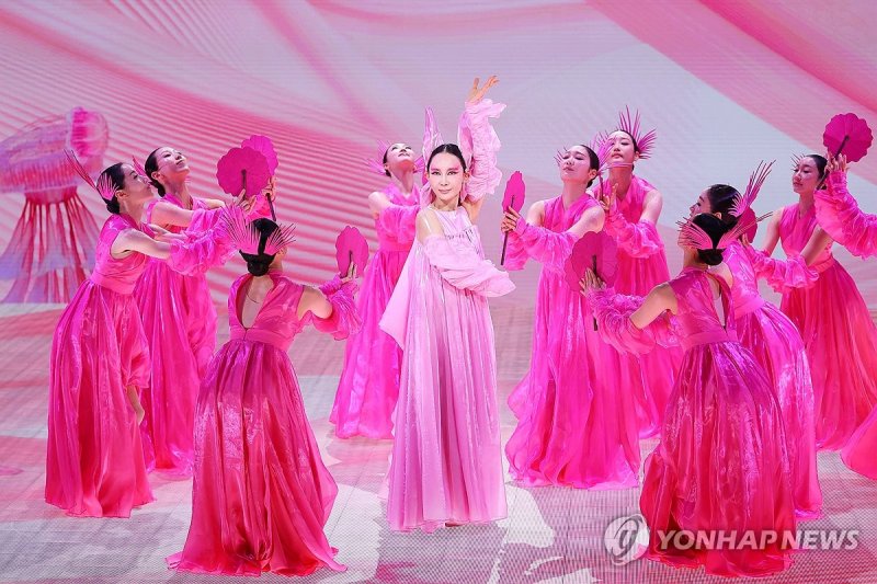 용궁 여왕과 용궁의 신녀들 (출처=연합뉴스)
