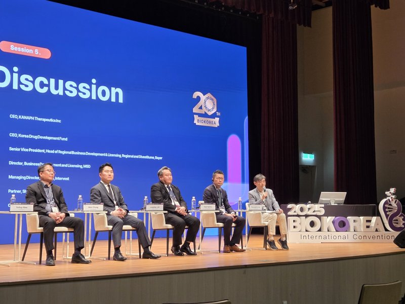 류요섭 인투셀 연구소장(왼쪽부터), 정관호 셰퍼드 멀린 파트너 변호사, 임정희 인터베스트 부사장, 코코지 야시로 MSD 사업개발·라이센싱 디렉터, 이병철 카나프테라퓨틱스 최고경영자가 8일 서울 강남구 코엑스에서 열린 '바이오코리아2025' 신규 모달리티 세션에서 패널토론을 진행하고 있다. 2025. 5. 8/뉴스1 황진중 기자