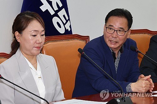 홍준표 '불법 여론조사 의혹' 수사 촉구하는 김태열(오른쪽) 미래한국연구소 전 소 (출처=연합뉴스)