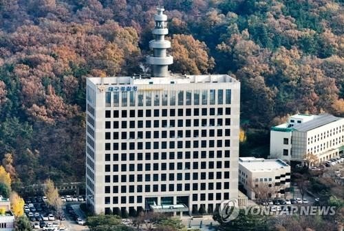 '여론조사비 대납의혹' 수사 경찰, 미래한국연구소 전 소장 조사(종합) (출처=연합뉴스)
