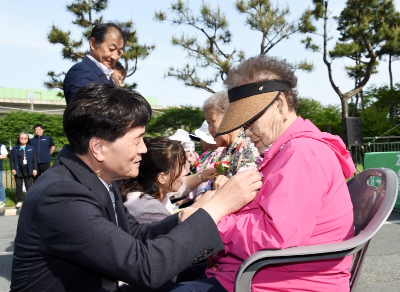 [밀양=뉴시스] 안지율 기자 = 안병구 경남 밀양시장이 어버이 날인 8일 가곡동 장수마을 한마당 행사장을 찾아 90세 이상 장수 어르신들에게 카네이션을 달아드리며 감사의 마음을 전하고 있다. 2025.05.08. alk9935@newsis.com