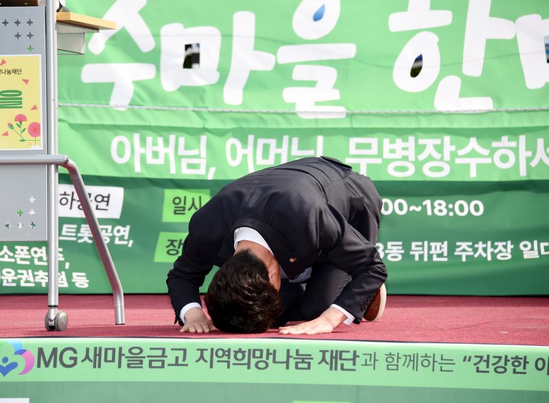 [밀양=뉴시스] 안지율 기자 = 안병구 경남 밀양시장이 8일 가곡동 장수마을 한마당 행사장을 찾아 어르신들에게 큰절을 올리며 감사의 마음을 전하고 있다. 2025.05.08. alk9935@newsis.com