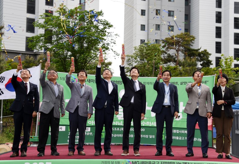 [밀양=뉴시스] 안지율 기자 = 안병구 경남 밀양시장이 8일 가곡동 장수마을 한마당 행사장을 찾은 관계 기관단체장과 건강한 아파트, 살맛나는 우리 동네 이벤트를 하고 있다. 2025.05.08. alk9935@newsis.com
