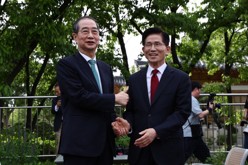 김문수 국민의힘 대통령 후보와 한덕수 무소속 대선 예비후보가 8일 오후 서울 여의도 국회 강변서재에서 열린 '후보 단일화' 회동에서 만나 인사를 나누고 있다. 2025.5.8/뉴스1 ⓒ News1 안은나 기자