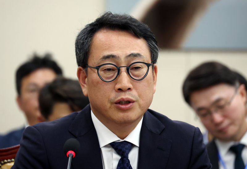 [서울=뉴시스] 고승민 기자 = 8일 서울 여의도 국회에서 열린 과학기술정보방송통신위원회 전체회의 SK텔레콤 해킹 관련 청문회에서 유영상 SKT 사장이 의원 질의에 답하고 있다. 2025.05.08. kkssmm99@newsis.com