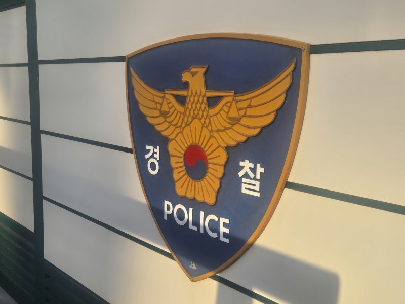 [서울=뉴시스] 이명동 기자 = 서울 소재 한 대학병원에서 전공의의 리베이트를 제보했던 의과대학 교수가 따돌림에 시달렸다는 의혹과 관련해 경찰이 수사에 착수했다. 사진은 지난달 28일 오후 서울 종로구 서울경찰청 청사 문에 경찰 로고가 보이는 모습. 2025.05.08. ddingdong@newsis.com