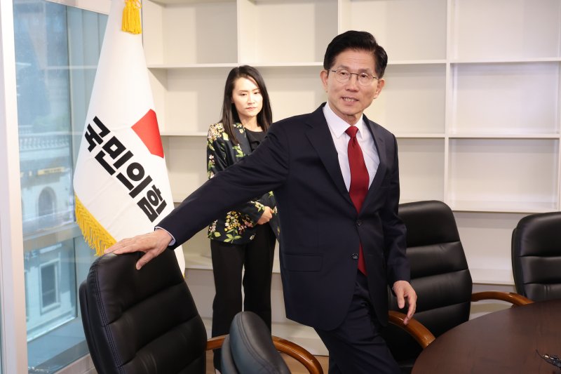 [서울=뉴시스] 권창회 기자 = 김문수 국민의힘 대선 후보가 8일 서울 여의도 국민의힘 중앙당사에 마련된 대통령 후보실에 방문해 내부를 둘러보고 있다. 2025.05.08. kch0523@newsis.com