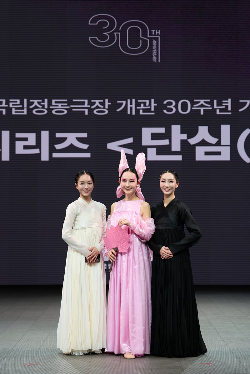 '단심'에 출연하는 무용수들. '심청' 역의 조하늘(왼쪽), '용궁여왕' 역의 채시라, '심청' 역의 박지연.(국립정동극장 제공)