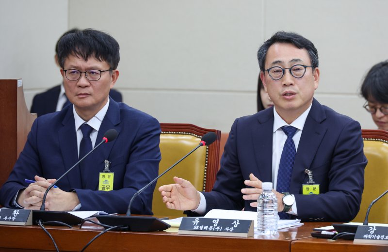 유영상 SK텔레콤 대표이사가 8일 오후 서울 여의도 국회 과학기술정보방송통신위원회에서 열린 SK텔레콤 해킹 관련 청문회에 출석해 의원 질의에 답하고 있다. 왼쪽은 류정환 부사장. 2025.5.8/뉴스1 ⓒ News1 안은나 기자