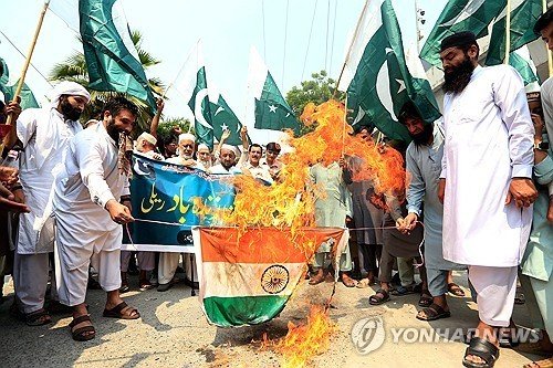 인도 국기 불태우는 파키스탄 시위대 (출처=연합뉴스)