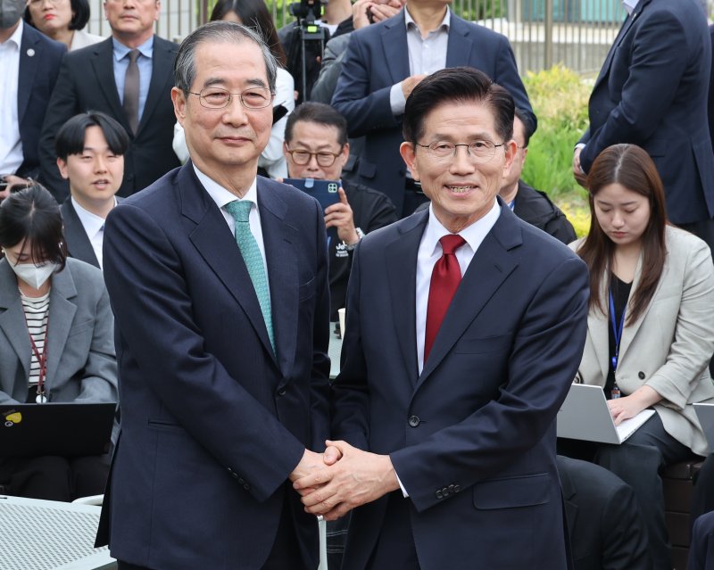 김문수 국민의힘 대통령 후보와 한덕수 무소속 대선 예비후보가 8일 오후 서울 여의도 국회 강변서재에서 1:1 공개 회동에 앞서 악수하고 있다. 2025.5.8/뉴스1 ⓒ News1 안은나 기자