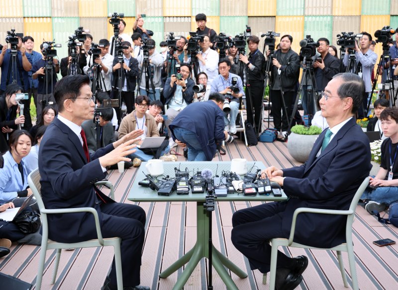 김문수 국민의힘 대통령 후보와 한덕수 무소속 대선 예비후보가 8일 서울 여의도 국회 강변서재 야외에서 단일화 관련 회동을 하고 있다. (공동취재) 2025.5.8/뉴스1 ⓒ News1 김민지 기자