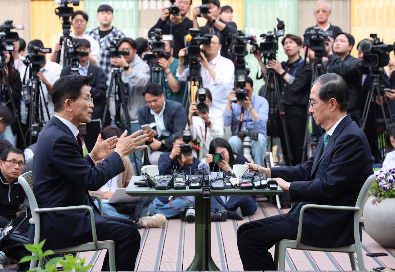 김문수 국민의힘 대통령 후보와 한덕수 무소속 대선 후보가 8일 서울 여의도 국회 강변서재 야외에서 단일화 관련 회동을 하고 있다. (공동취재) 2025.5.8/뉴스1 ⓒ News1 김민지 기자
