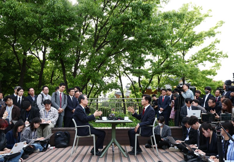 김문수 국민의힘 대통령 후보와 한덕수 무소속 대선 예비후보가 8일 서울 국회 사랑재에 위치한 커피숍에서 후보 단일화 관련 회동을 하고 있다. 2025.5.8/뉴스1 ⓒ News1 김민지 기자