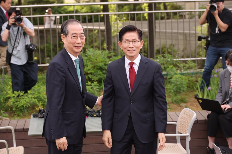 김문수 국민의힘 대통령 후보와 한덕수 무소속 대선 예비후보가 8일 오후 서울 여의도 국회 강변서재에서 열린 '후보 단일화' 회동에서 인사를 나누고 있다.(공동취재) 2025.5.8/뉴스1 ⓒ News1 안은나 기자