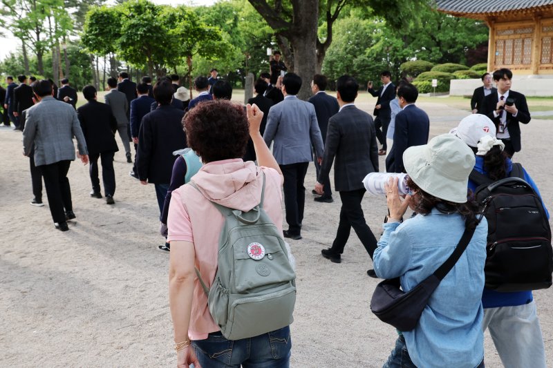 8일 서울 여의도 국회 사랑재에서 김문수 국민의힘 대통령 후보와 한덕수 무소속 대선 예비후보간 단일화 관련 회동이 진행 중인 가운데 김문수 후보 지지자들이 후보들을 만나고 돌아가는 국민의힘 의원들을 향해 항의하고 있다. (공동취재) 2025.5.8/뉴스1 ⓒ News1 김민지 기자