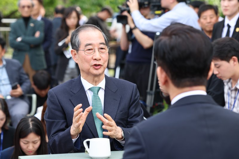 김문수 국민의힘 대통령 후보와 한덕수 무소속 대선 예비후보가 8일 서울 여의도 국회 강변서재 야외에서 단일화 관련 회동을 하고 있다. (공동취재) 2025.5.8/뉴스1 ⓒ News1 김민지 기자