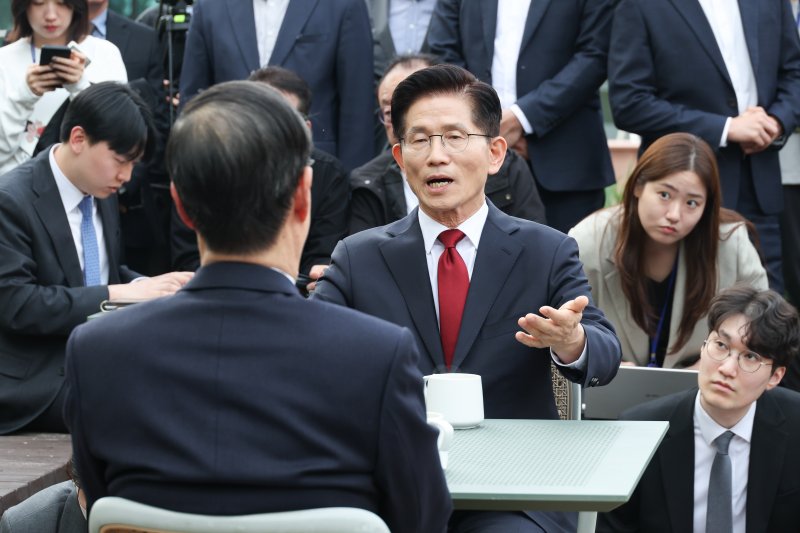 김문수 국민의힘 대통령 후보와 한덕수 무소속 대선 예비후보가 8일 오후 서울 여의도 국회 강변서재에서 후보 단일화 관련 회동을 하고 있다. 2025.5.8/뉴스1 ⓒ News1 안은나 기자
