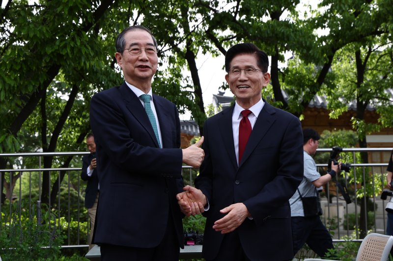 김문수 국민의힘 대통령 후보와 한덕수 무소속 대선 예비후보가 8일 오후 서울 여의도 국회 강변서재에서 열린 후보 단일화 관련 회동에서 악수를 하고 있다. 2025.5.8/뉴스1 ⓒ News1 김민지 기자