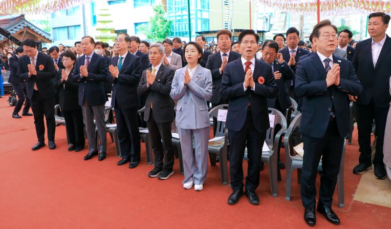 이재명 더불어민주당 대통령 후보(오른쪽부터)와 김문수 국민의힘 후보, 김재연 진보당 후보, 권영국 정의당 후보, 한덕수 무소속 예비후보가 부처님오신날 봉축법요식에 참석해 합장하고 있다. (조계종 제공. 재판매 및 DB 금지) 2025.5.5/뉴스1 ⓒ News1 김민지 기자