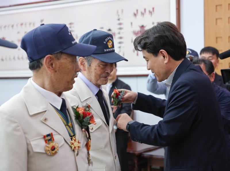 국가유공자 예우하는 김진태 도지사 (출처=연합뉴스)