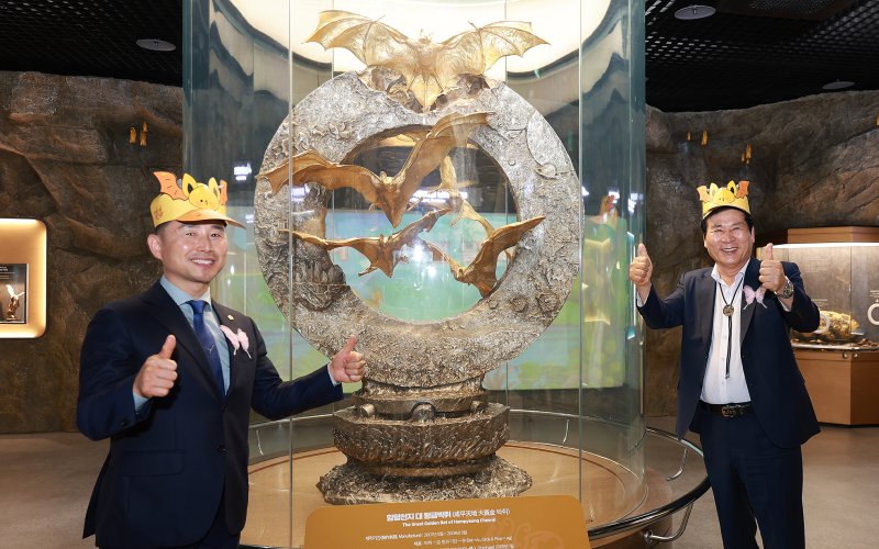 이상익 전남 함평군수가 25일 제27회 함평나비대축제 개최를 맞아 황금박쥐상을 방문하고 있다.(함평군 제공. 재배포 및 DB 금지)